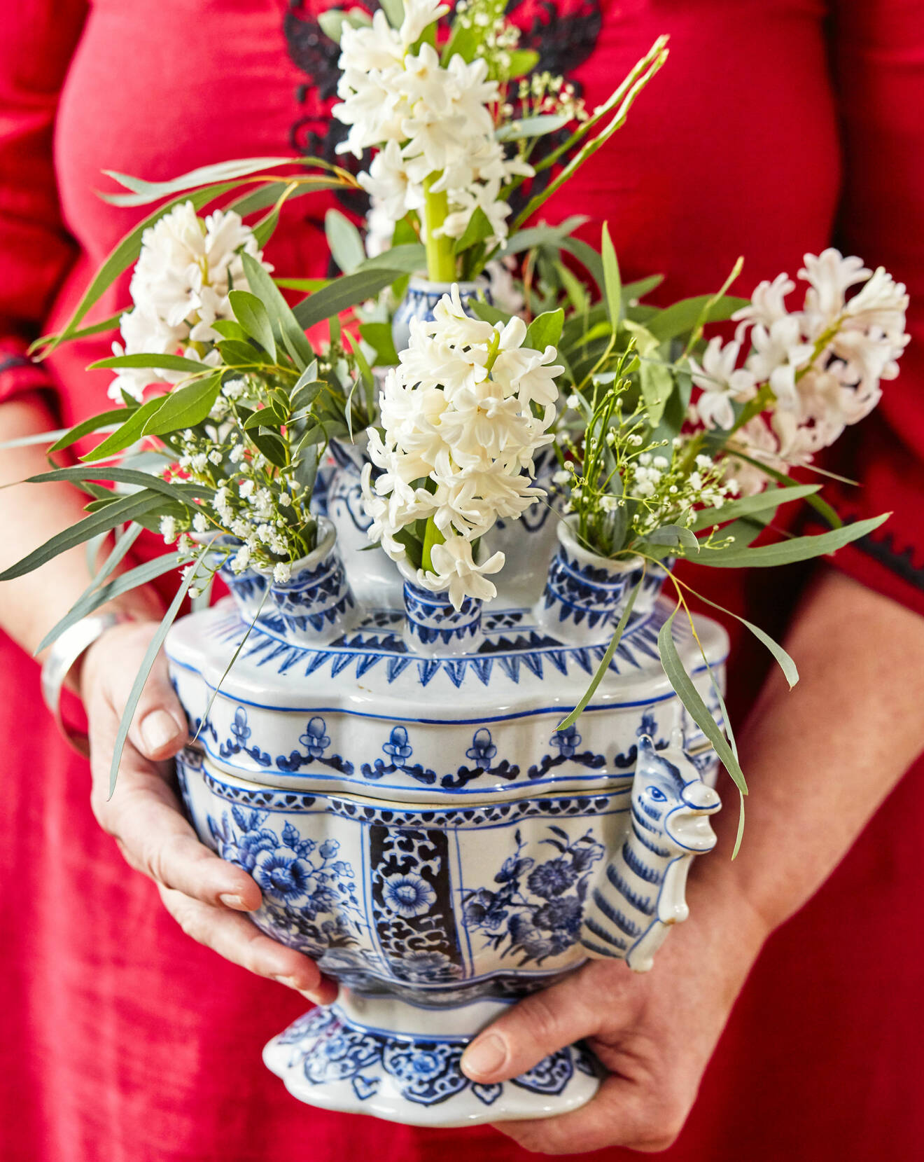 Hyacint på snitt i holländsk vas som egentligen är avsedd för tulpaner.