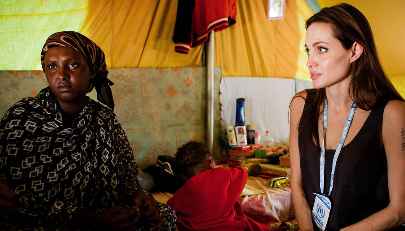 Angelina Jolie gör en välgörenhetsresa för UNHCR.
