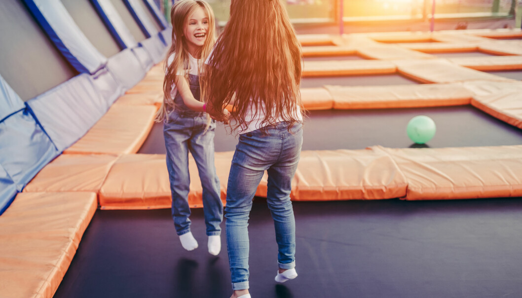 En dag på trampolinparken gör alla glada. Foto: Shutterstock/TT Två flickor hoppar och leker i en trampolinpark.
