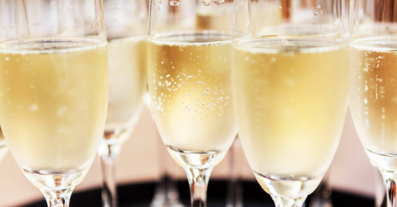 Champagneglas fyllda med mousserande vin.