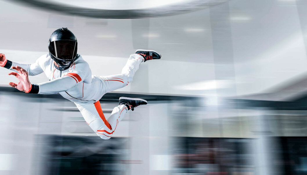 Sväva fritt i luftströmmar på upp till 300 km/h. Foto: Live it En person åker body flight i en lufttunnel.