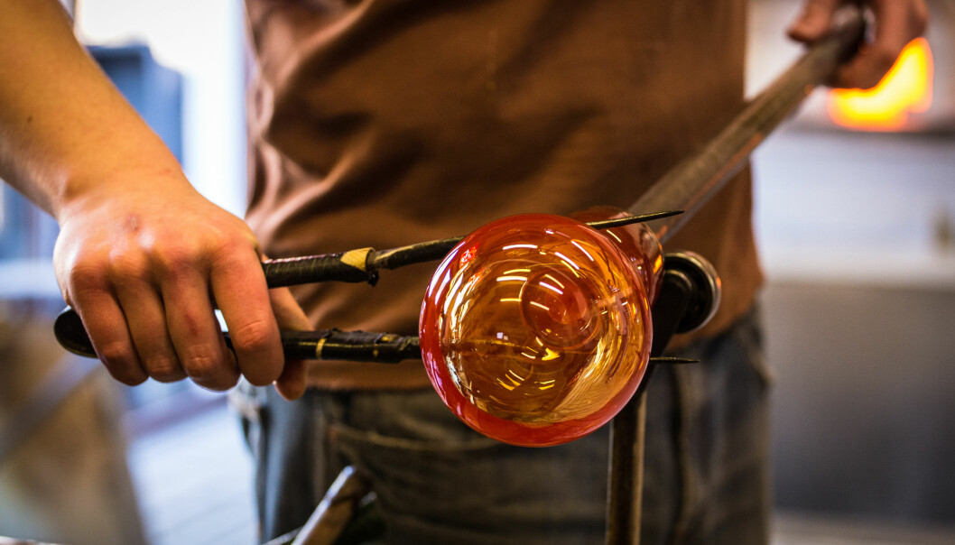Testa glasblåsning tillsammans! Foto: Shutterstock/TT En man blåser glas i en glashytta.