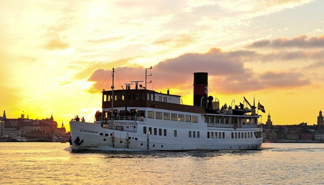 En brunchkryssning i Stockholms skärgård är en perfekt julklapp. Foto: Box Experience Båten Stockholm på vattnet i Stockholms skärgård en sommarkväll.