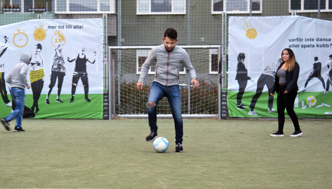 Balqis har själv startat ett kombinerat fritidshem och jobbcenter i Malmö. Hon finns där för ungdomarna, oavsett om det är på fritidshemmet, på fotbollsplanen eller på en fest. Balqis på en fotbollsplan i Malmö.
