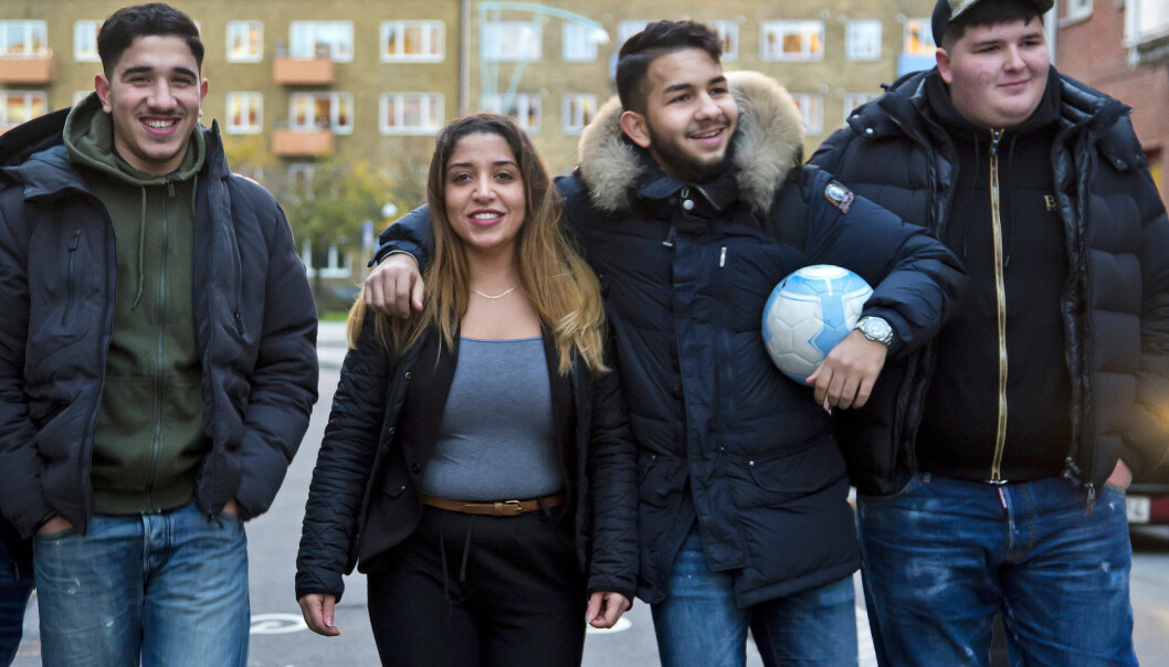 Balqis brinner för att stötta ungdomarna. Här tillsammans med Monhanad Shaibani, Martin Kaldaras och Eron Kebashi. Balqis tillsammans med ett gäng ungdomar i närheten av Möllan i Malmö.