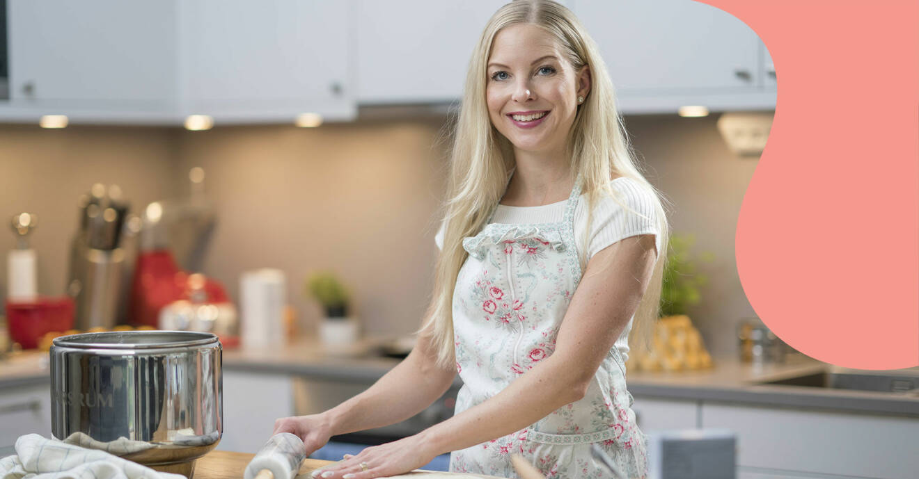 Bloggaren Anneli Bark bakar glutenfria kanelbullar i köket hemma i Sigtuna.