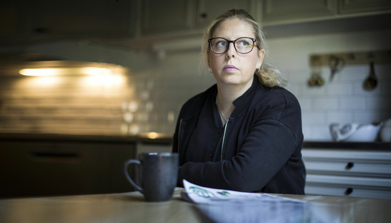 Karins man tog ett återfall och de förlorade sitt hus. Foto: Veronica Kindblad Karin sitter i ett kök och berättar om den tuffa tiden och makens spelmissbruk som förstörde familjens liv.