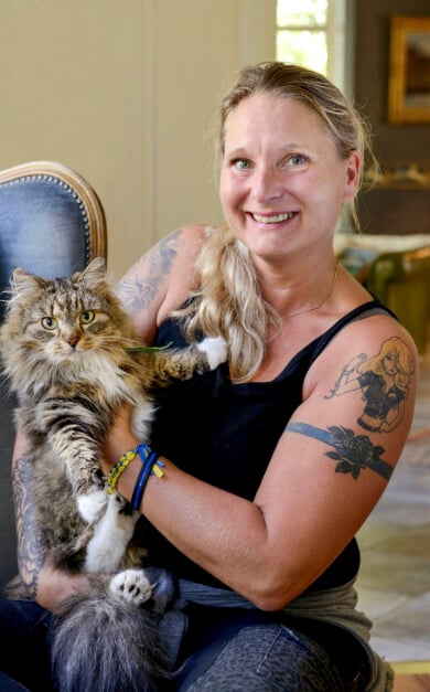 I dag lever Jenny efter mottot ”ta aldrig skit” och uppmanar alla kvinnor att göra detsamma. Foto: Joi Grinde Polisen Jenny Svenningsson gosar med sin katt och berättar om hus hon misshandlades av sin partner.