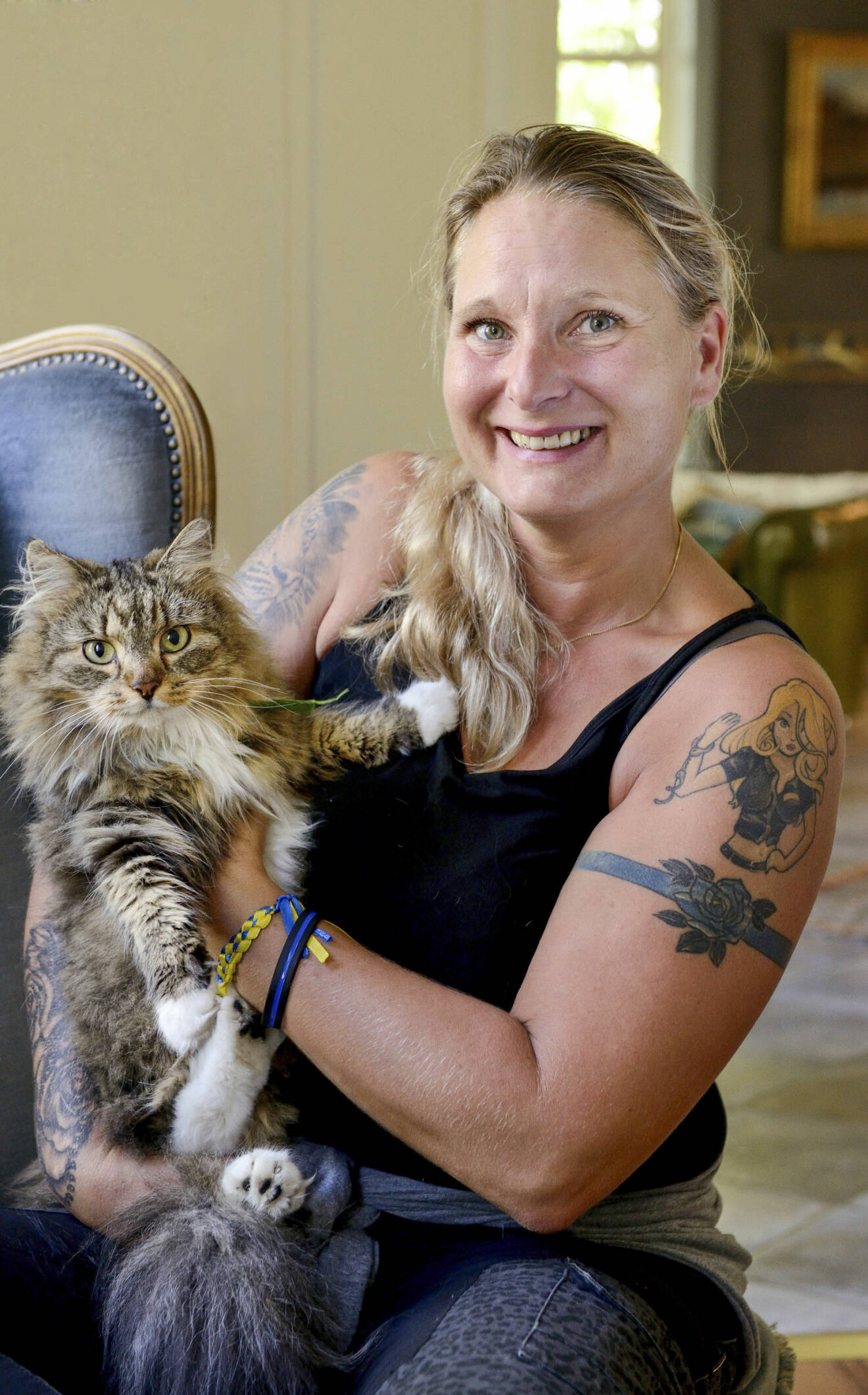 Polisen Jenny Svenningsson gosar med sin katt och berättar om hus hon misshandlades av sin partner.