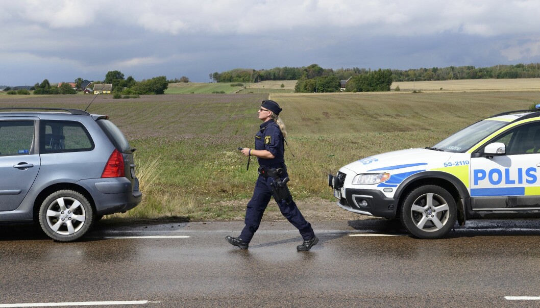 ”Ett slag är ett slag för mycket! Du är värd så mycket mer”, skriver Jenny som i sin roll som polis kämpar för att hjälpa utsatta kvinnor. Foto: Joi Grinde Polisen Jenny Svenningsson promenerar mellan två bilar.