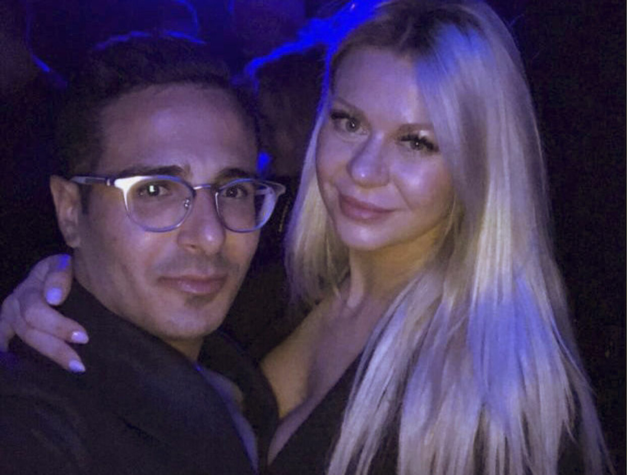 Någon romans följde inte av
Tinder-dejtandet. Däremot tyckte Pernilla mycket om Simon som en vän, innan hon förstod att han var något helt annat. Pernilla tillsammans med Simon Leviev i en nattklubbsliknande miljö.