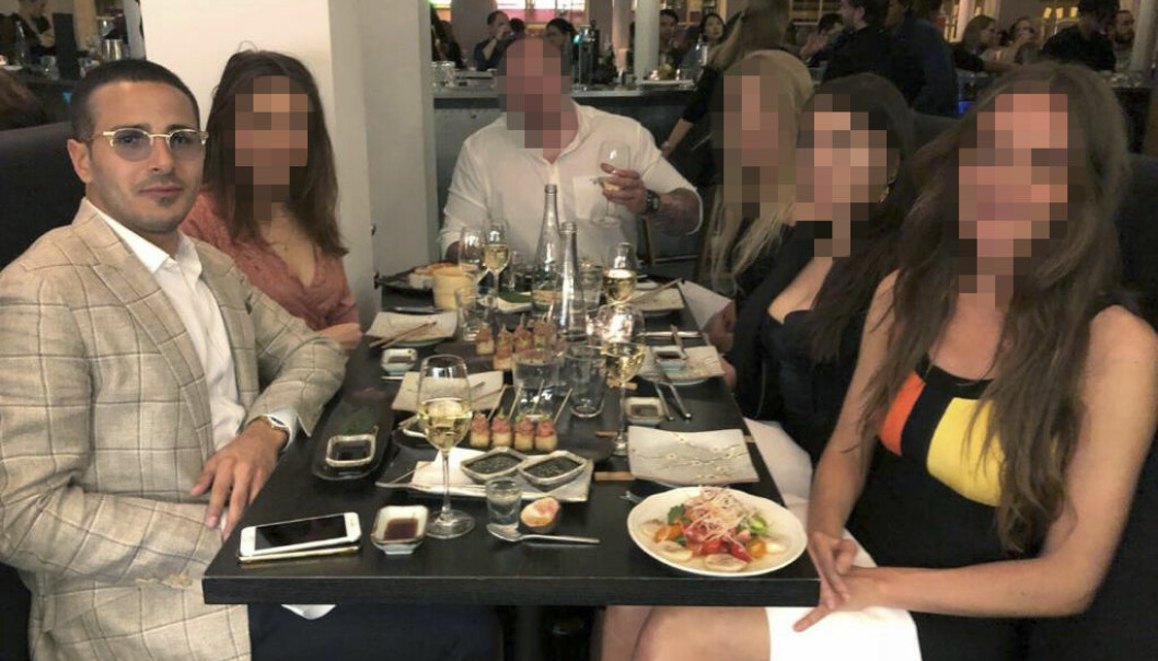 Simon Leviev, eller Shimon Hayut som han egentligen
heter, i sällskap med sin livvakt, två kvinnliga
”assistenter” samt två andra kvinnor. Simon Leviev, eller Shimon Hayut som han egentligen
heter, i sällskap med sin livvakt, två kvinnliga
”assistenter” samt två andra kvinnor.