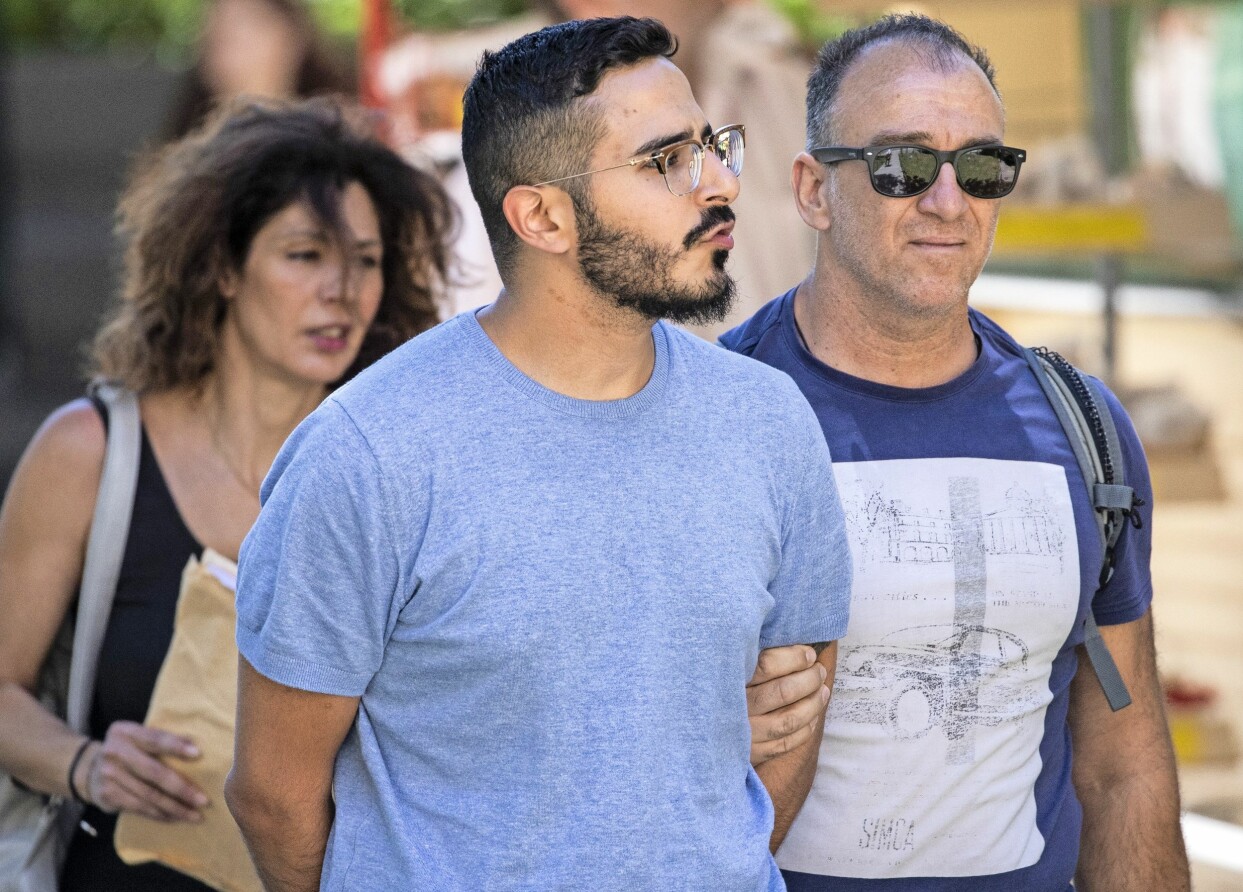 Shimon Hayut, alias Simon Leviev, greps i Aten i somras. Shimon Hayut, alias Simon Leviev, greps i Aten i somras.