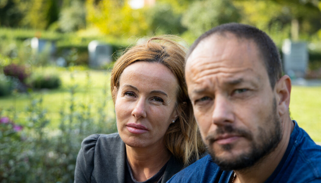 Emma och Rickard försöker nu hitta ett sätt att få en fungerande vardag utan sin älskade Eleonora. Foto: Cecilia Ahle Emma Aldin och Rickard Lundqvist på Limhamns kyrkogård i Malmö.