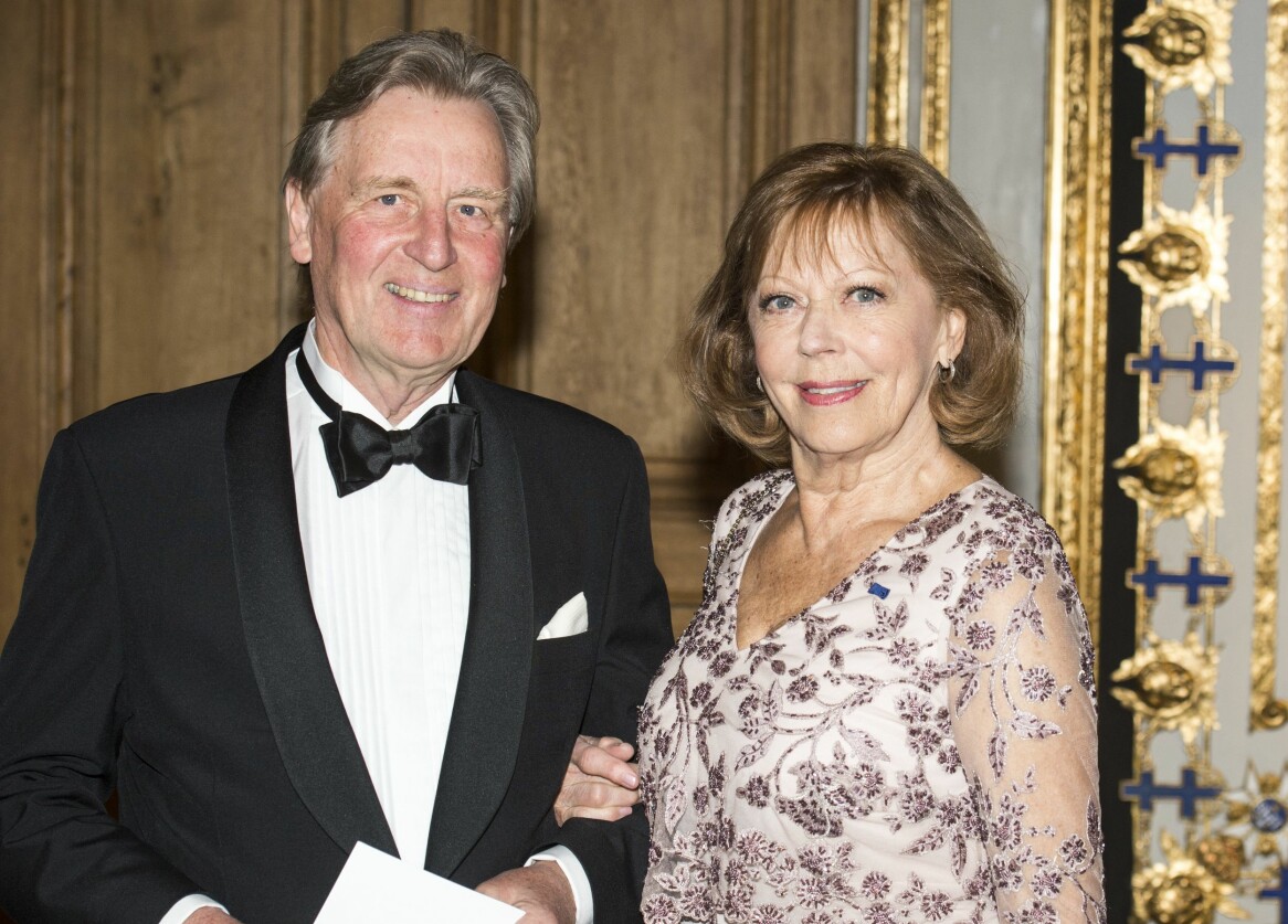 Lill med mångårige maken Anders på slottet när kungen fyller år. Foto: TT Direktör Anders Byström och Lill Lindfors