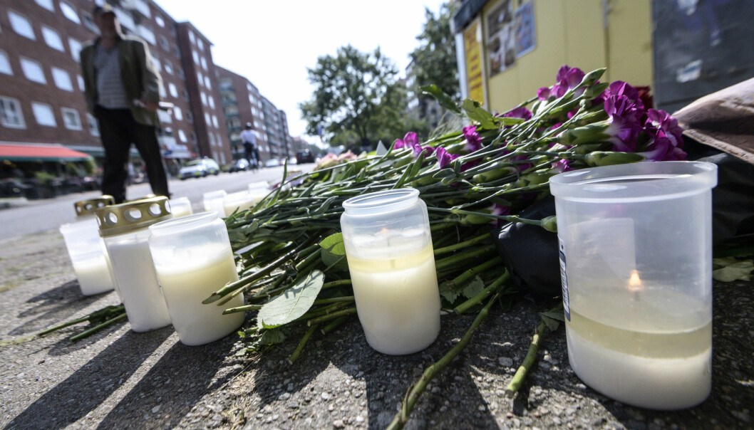 Ljus och blommor på platsen där Karolin Hakim sköts till döds i Malmö. Foto: TT Ljus och blommor på platsen där Karolin Hakim sköts till döds i Malmö.
