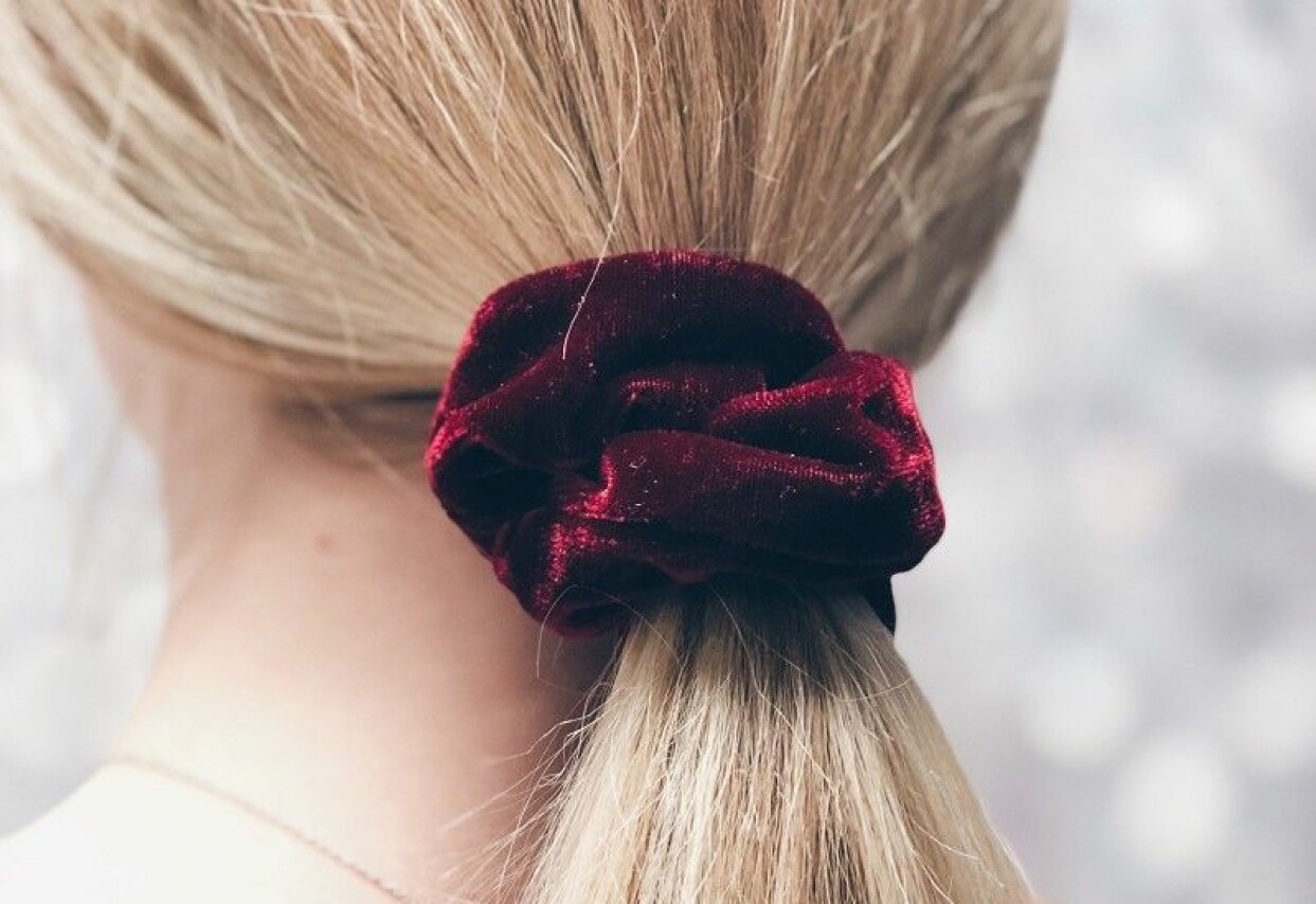 Scrunchie i röd sammet.
