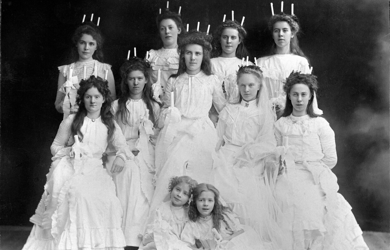 Luciafirande tidigt 1900-tal, alla fick vara lucia! Foto: Alfred B Nilsson, Nordiska museets arkiv. Luciafirande i början på 1900-talet.