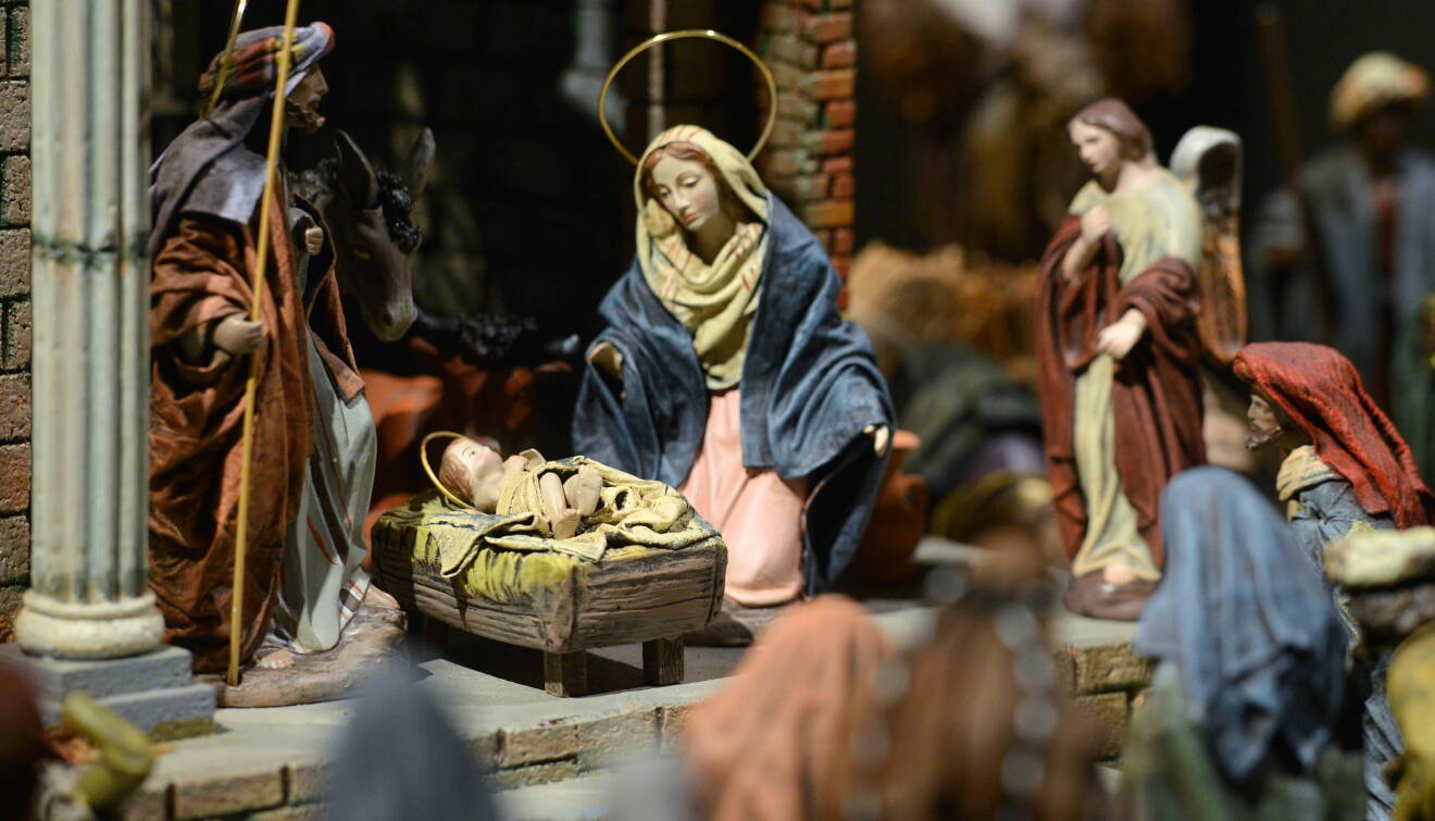Klassisk julkrubba med josef, maria och jesusbarnet.