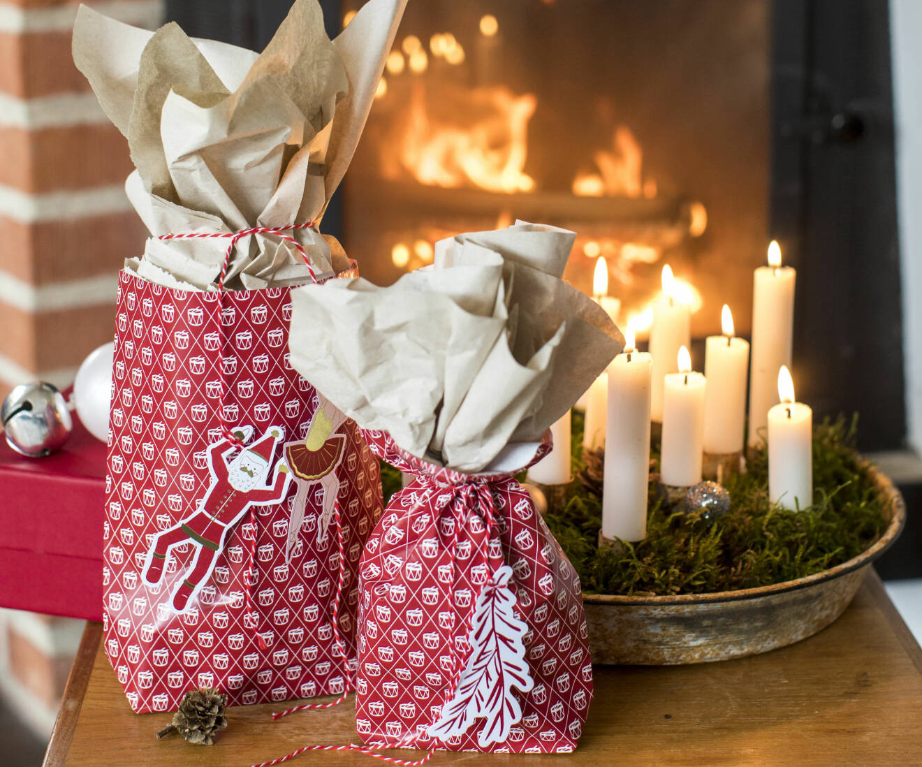 Julklappar inslagna i hemgjorda presentpåsar av papper.