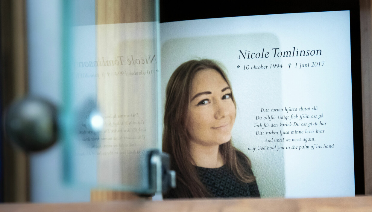 Nicole blev bara 22 år. Isabell är troende och tänker att hon nu är hos Gud. ”Det ger mig trygghet och kraft. Och Nicole skickar hjärtan till mig i olika former. En del kanske tycker att man ser det man vill se, men jag tar till mig sådant – det värmer mitt hjärta. Bland annat kissade Nicoles katt ett hjärta i kattlådan.” Foto: Emelie Asplund Bild av minnestext och bild på Nicole.