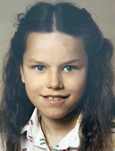 För att slippa bli vald till lucia klippte Malin av sitt långa hår när hon gick i femman. Malin är tio år och ler mot kameran – trots att detta var en svår tid i hennes liv.