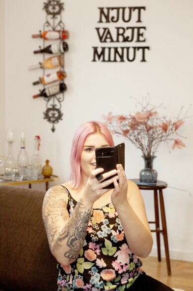 Jennie Karlsson postade bilder på sitt Instagram-konto och berättade om sin blåsextrofi. Foto: Frida Ekman Jennie tar vant en selfie på sig själv hemma i lägenheten.