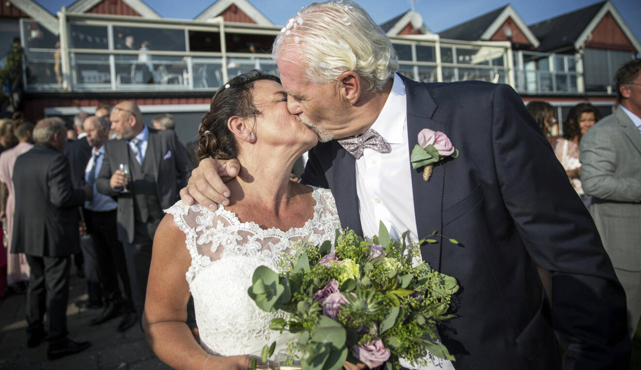 Glenn Hysén kysser sin nya fru Camilla vid parets bröllop i augusti 2019.