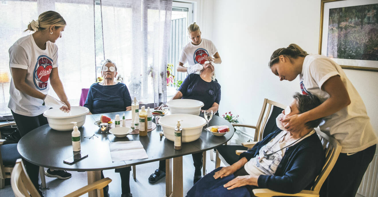 Spadagen på äldreboende Strigeln i Eskilstuna är i full gång. Här får de boende behandlingar och massage av fotbollstjejerna i Eskilstuna United.