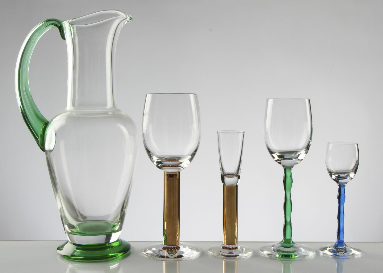 En uppsättning med glas av formgivaren Gunnar Cyrén såldes för 15 750 kr (10 000) på Bukowskis. I ropet ingick en karaff, åtta rödvinsglas, tolv snapsglas,
13 vitvinsglas och tolv likörglas. Rödvins- och snapsglaset har ett guldfärgat, kolonnformat ben medan vitvins- och likörglaset har ett elegant ben som är likt det på glasen som Simon Gate (1883–1945) formgav för Orrefors på 1920-talet. Nobelservisens glas.