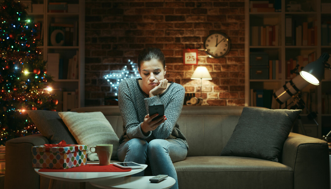Låtsas få ett samtal eller fly till ett annat rum var två kreativa metoder som deltagarna i undersökningen tog till när konversationen blev för pinsam. Foto: TT. Kvinna sitter med telefon i handen i ett tomt rum.