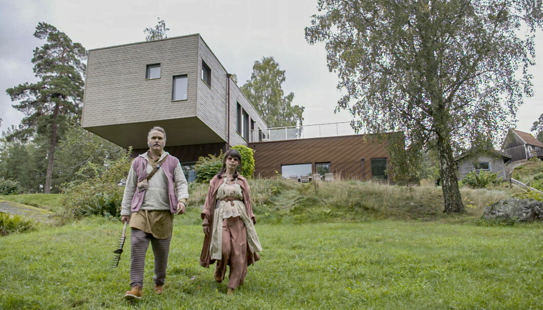 Erik Haag och Lotta Lundgren i en framtid där resorna är kortare och bilarna färre. Foto: Alexander Pååg /Nexiko Erik Haag och Lotta Lundgren i Rapport från 2050.