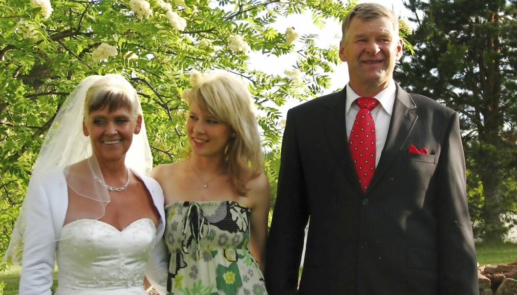 Malins mamma Susanne mötte sin stora kärlek Ingemar som hjälpa henne att bli drogfri, och de båda gifte sig. ”Han räddade våra liv”, säger Malin. Foto: Privat Mallins mamma Susanne gifter sig med Ingemar, här bröllopsfoto med Malin mellan mamman och hennes man.