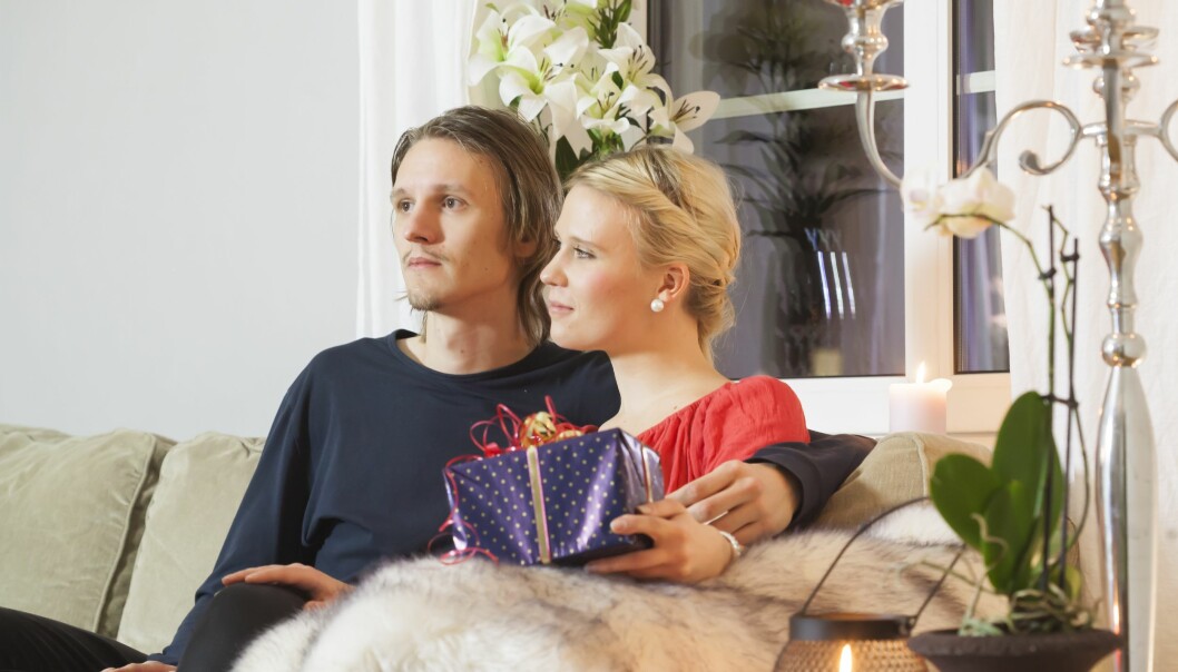 Malin och sambon Magnus har skapat varm julstämning i hemmet, något som Malin inte visste vad det var när hon växte upp. Foto: Susanne Lindholm Malin och sambon Magnus kopplar av i soffan.