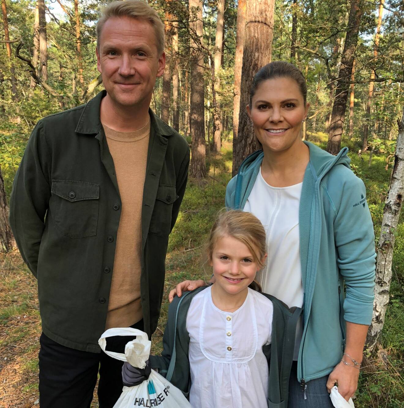 Jesper Börjesson tillsammans med Kronprinsessan Victoria och prinsessan Estelle under inspelningen av TV4:s julprogram.