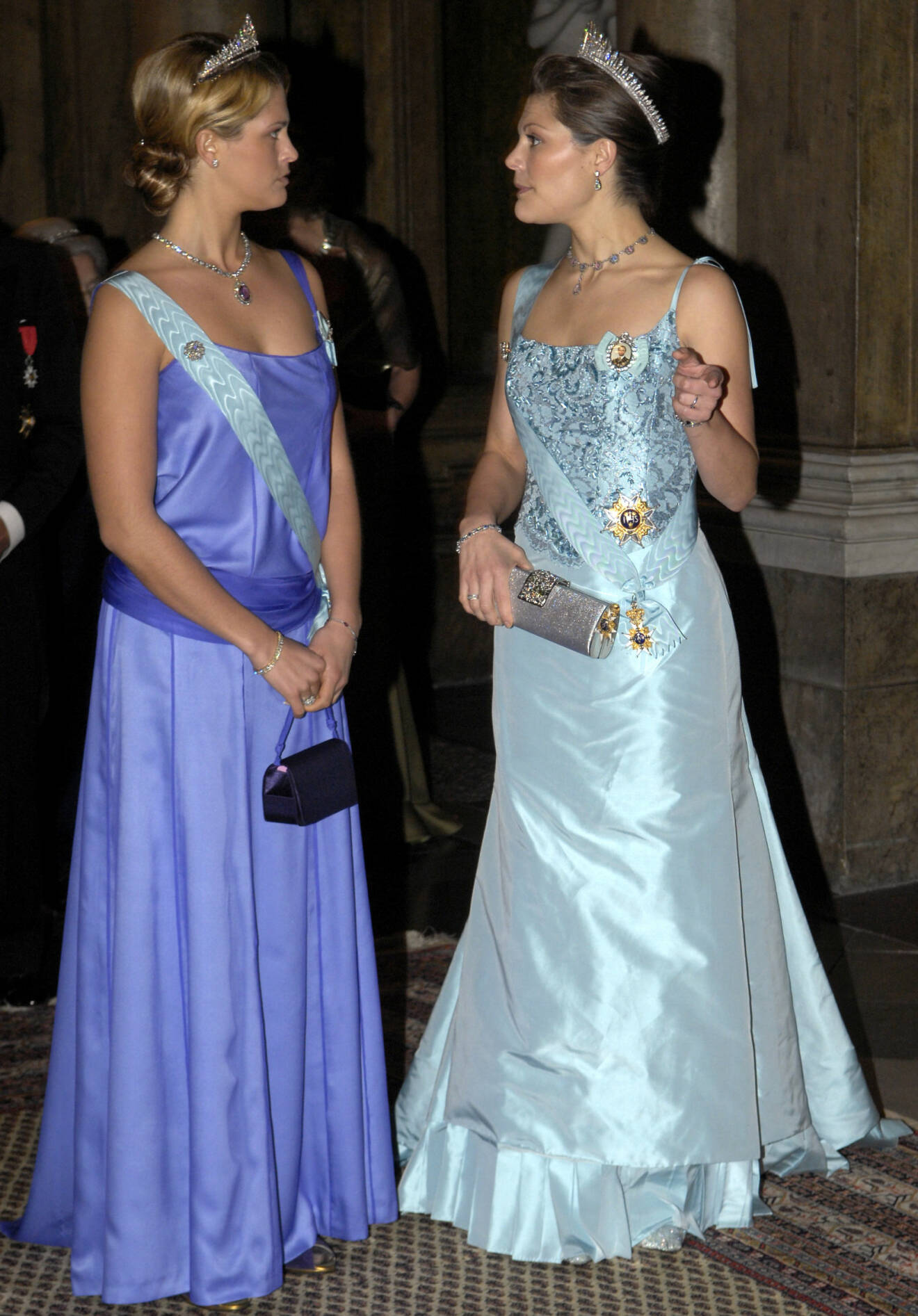 Prinsessan Madeleine och kronprinsessan Victoria under kungamiddagen på slottet i Stockholm 2006.