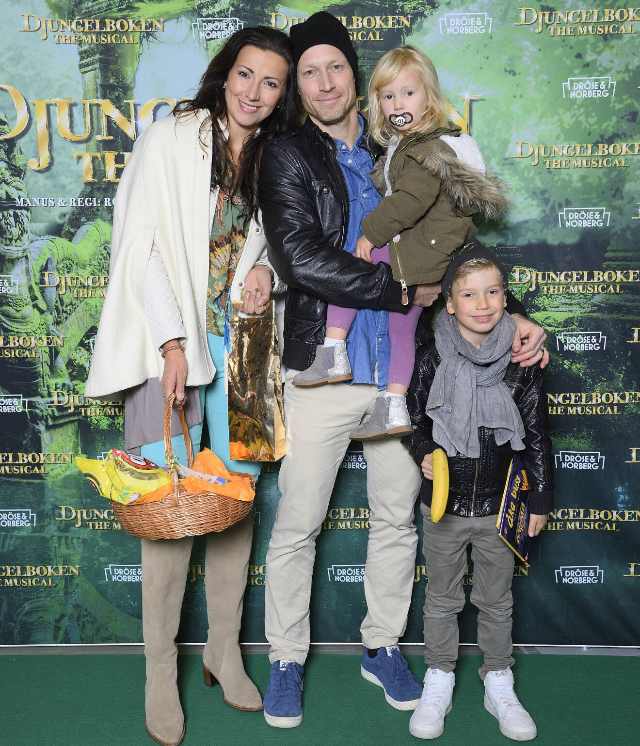 Sonja Aldén med maken Jörgen och barnen Ninni och Teddy vid premiären av Djungelboken.