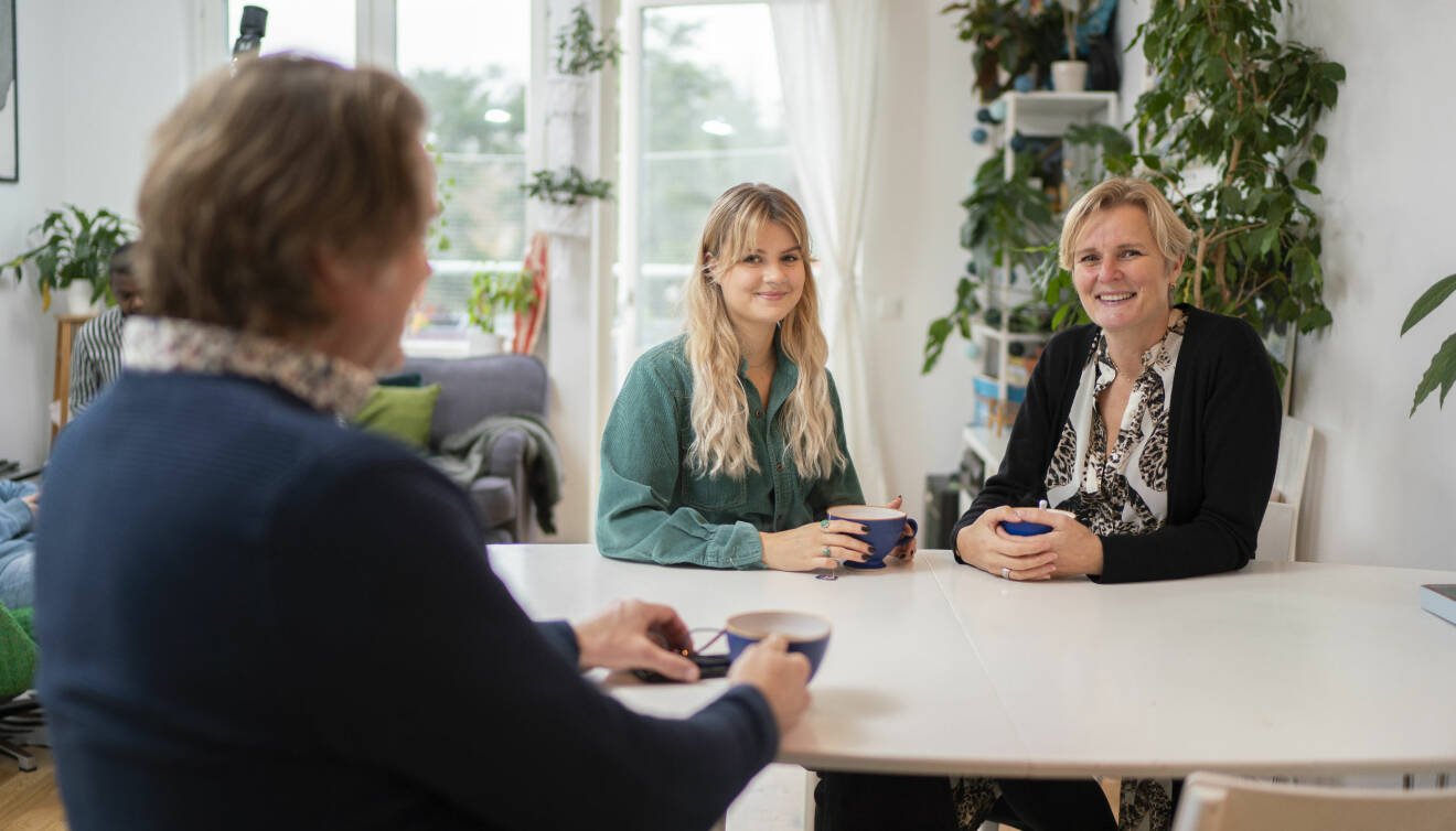 Cajsa Lindgardh, Alina Lindgardh och Fredrik Lingardh sitter vid bordet i vardagsrummet och dricker te.