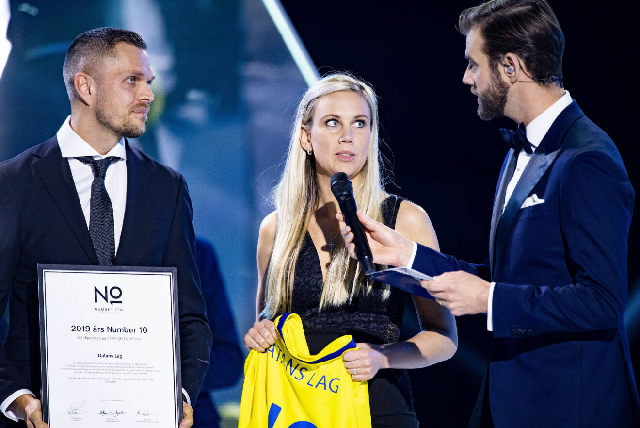 Jeff Tössberg och Sofie Nehvonen tar emot priset på Fotbollsgalan av Pär Lernström