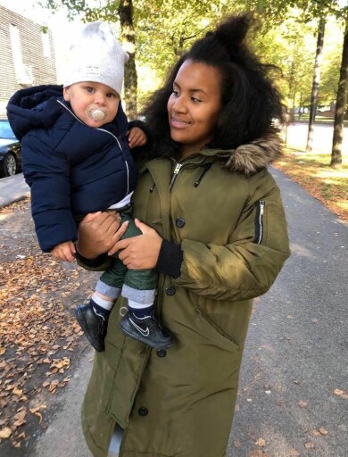 Caroline har tröttnat på att få frågan om det verkligen är hon är Oskars mamma. Foto: Privat Caroline Skoglund med sonen Oskar i Stockholm.