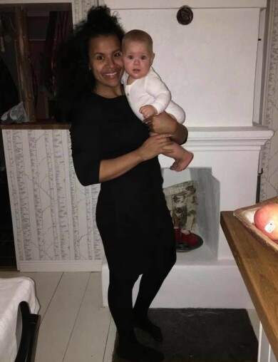 Caroline menar att man ska tänka sig för innan man kommenterar andras familjeband. Här tillsammans med sonen Oskar som bebis. Foto: Privat Caroline Skoglund tillsammans med sonen Oskar.