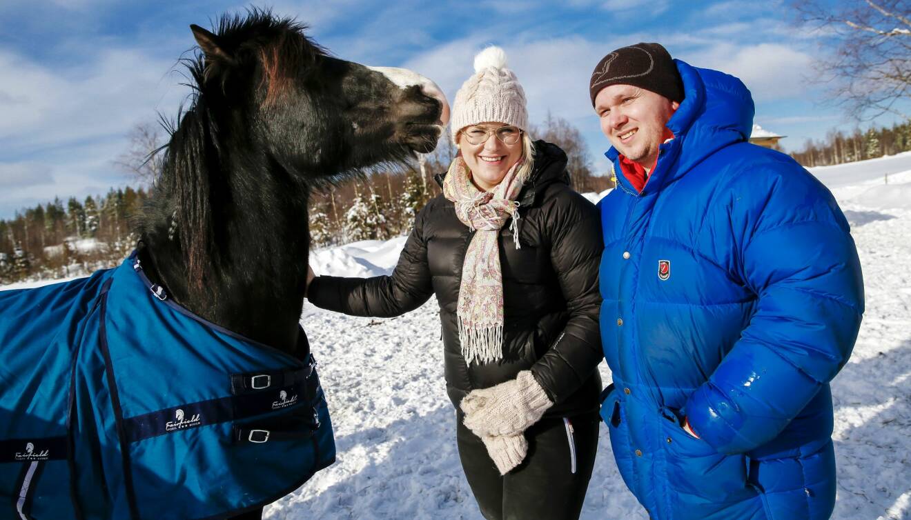 Emelie Olander och Andreas Holte med hästen Gigolo i Bjumisträsk.