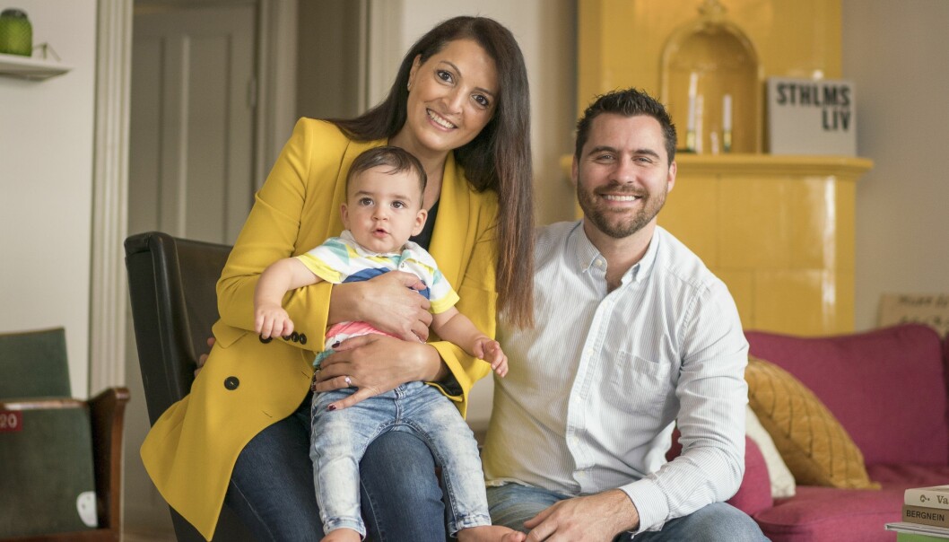 ”På många sätt lever jag ett rikare liv i dag än då jag var frisk”, berättar Adiba, som sagt upp sig från jobbet för att tillbringa tid med dem hon älskar. Foto: Jennifer Glans Adiba tillsammans med sin man och sin son hemma i parets lägenhet.