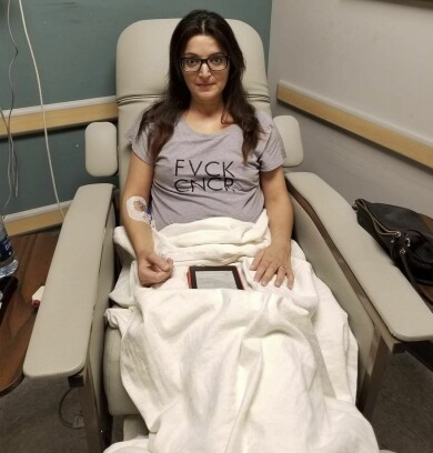 Adiba har gått genom flera tuffa behandlingar, hennes cancer är obotlig. Foto: Privat Adiba sitter i en sjukhusstol och får behandling.