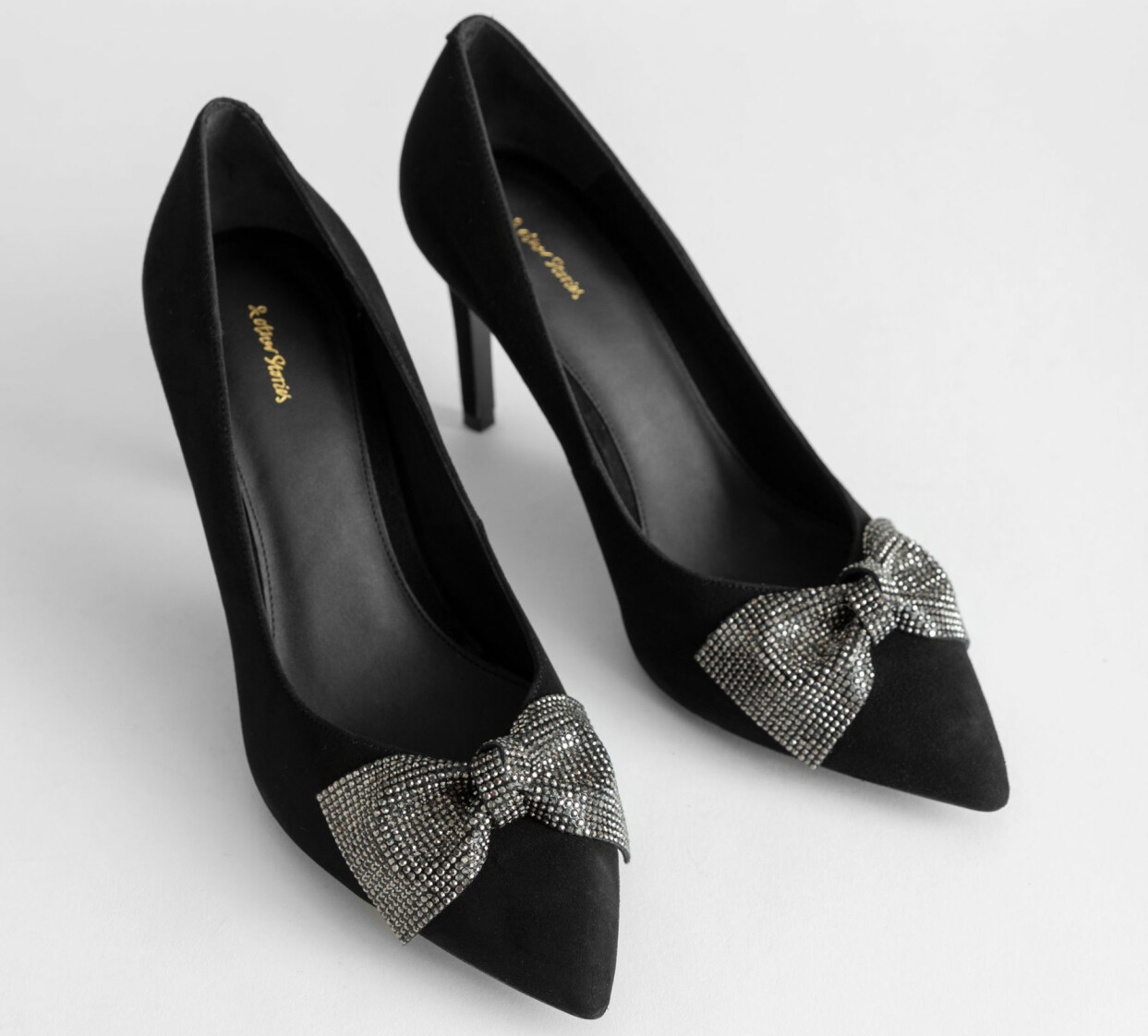 Spetsiga pumps med strassrosetter, från & Other Stories
