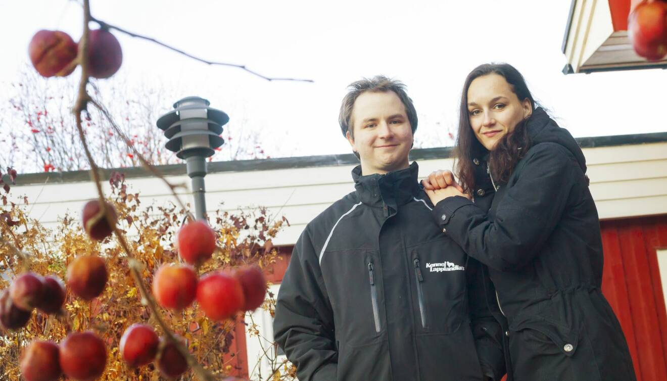 Gustav Löf och Nadja Löf är adopterade från Ukraina och hittade tack vare ett tv-program sina släktingar där. Här står de och håller om varandra.