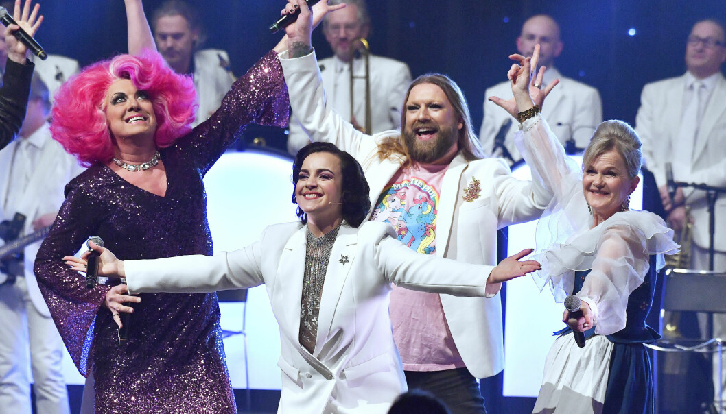 Shima tillsammans med Lars-Åke Babsan Wilhelmsson, Rickard Söderberg och Sissela Kyle på QX-galan 2018. Foto: TT Shima tillsammans med Lars-Åke Babsan Wilhelmsson, Rickard Söderberg och Sissela Kyle på QX-galan 2018. Foto: TT