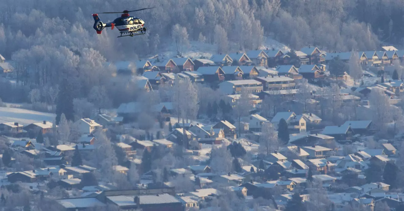 Helikopter flyger över Brumunddal under sökandet efter försvunna Janne Jemtland.