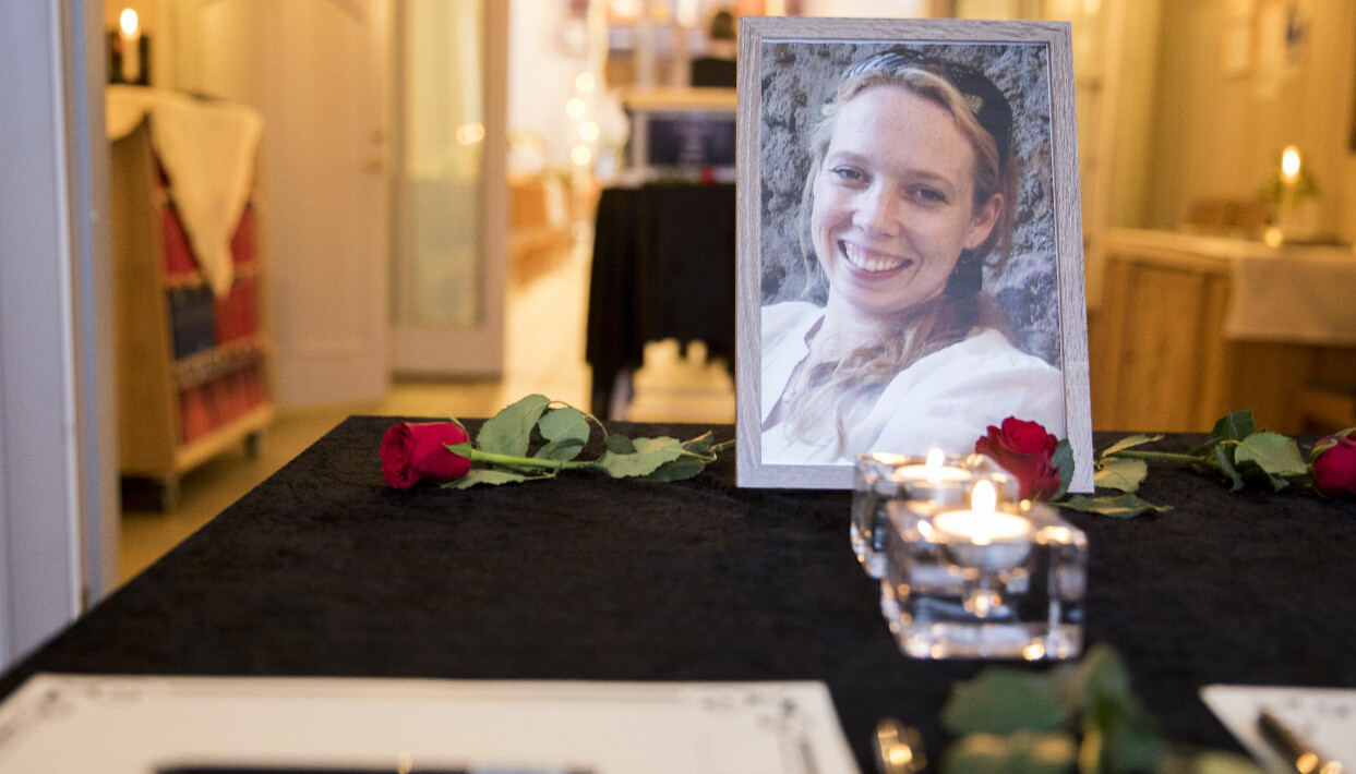 Janne Jemtlands kista i Veldre kirke där begravningen ägde rum en knapp månad efter mordet. Foto: Tore Meek/TT Janne Jemtlands inramade foto och rosor på kistan