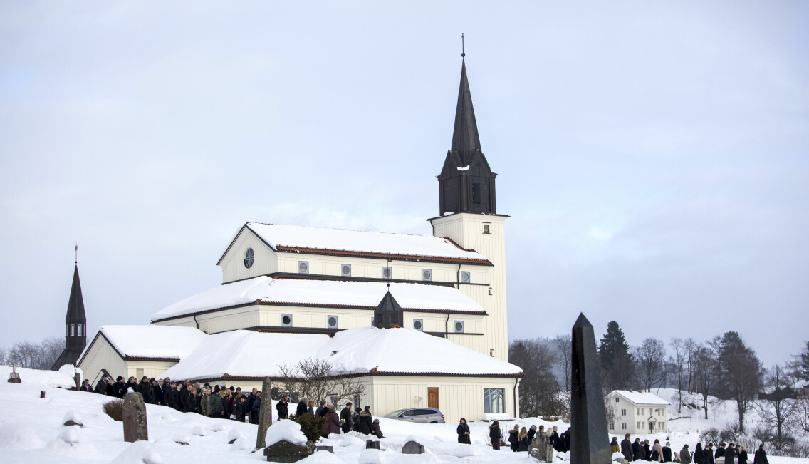 Kistan med Jannes kista bärs ut efter begravningen. Foto: Tore Meek/TT Kyrka i snölandskap med begravningsprocession